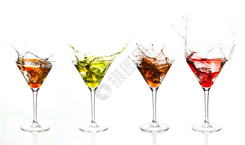 彩色液体在鸡尾酒杯中喷洒的序列安排图片