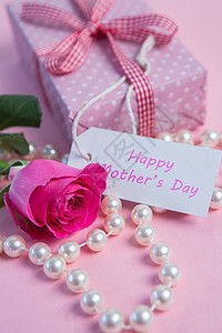 粉红玫瑰 礼物和连串珍珠 为母亲的一天图片