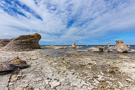 瑞典有石灰岩悬崖的落基海岸图片