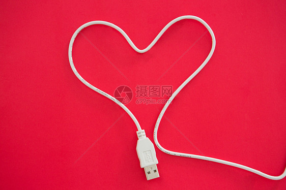 以心脏形式显示的电缆USB图片