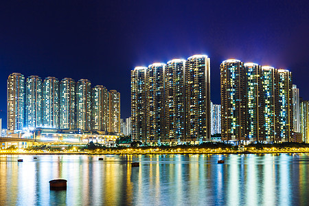 夜间在香港的公寓楼大楼天际青衣住宅海洋住房房屋建筑图片