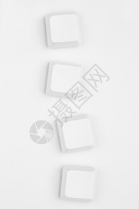 键盘中四个中立的白键背景图片