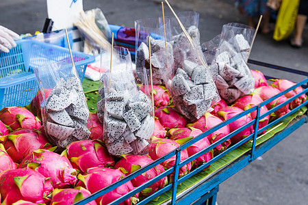 龙果在市场摊上摊位街头市场街道红色水果摊食物图片