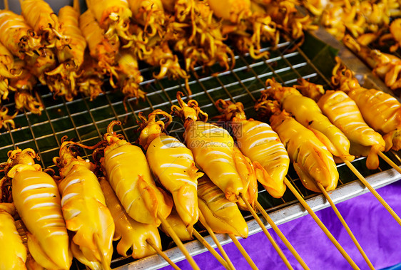 街头泰国式烧烤棍美食乌贼香蕉烤棒小吃摊位食物街道沙爹烧烤图片