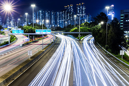 夜间在高速公路上交通摩天大楼高峰商业街道运输运动市中心公共汽车城市建筑图片