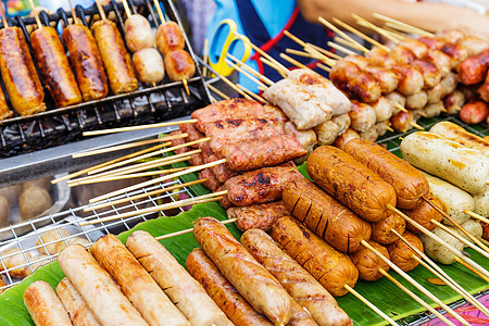 泰国街头食品美食摊位鱼丸香肠沙爹香蕉小吃食物牛肉烧烤图片