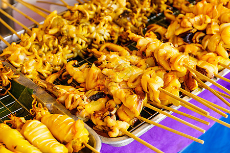 街头泰国式烧烤棍摊位香蕉沙爹乌贼食物烧烤美食小吃烤棒街道图片