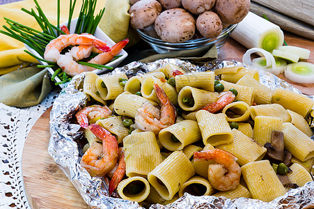 虾和蘑菇意大利面粉在木薯中服务菜单烤箱食物草本植物海鲜盘子卡通烹饪蔬菜饮食图片