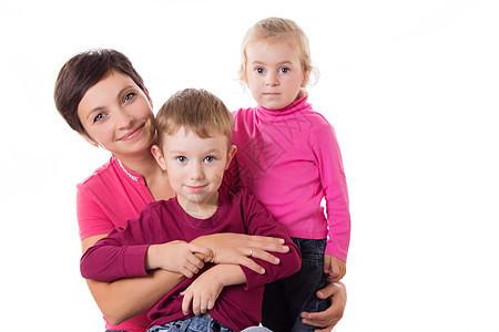 幸福的母亲和两个孩子拥抱女孩男性儿子姐姐乐趣喜悦家庭女儿兄弟图片