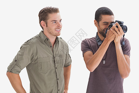 时尚男人看朋友拍照的眼神图片