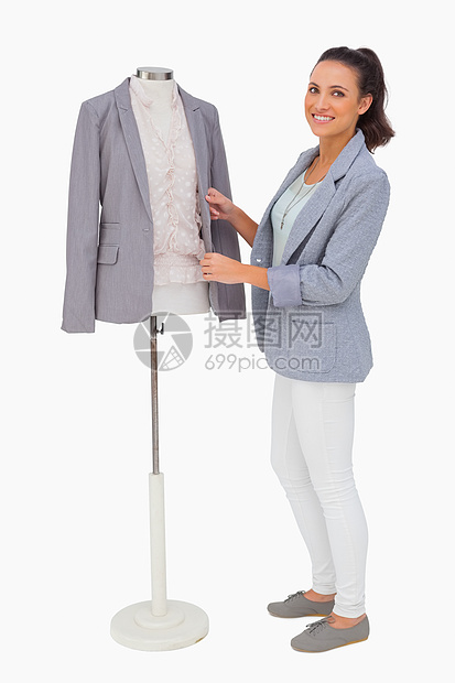 时装设计师在模特品上固定服装图片