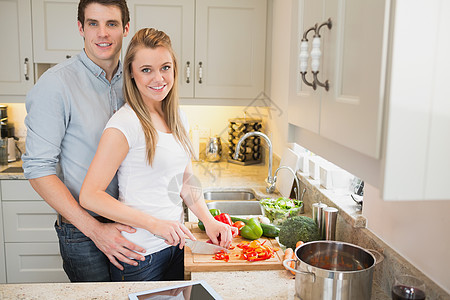 男人和女人一起在厨房里工作图片