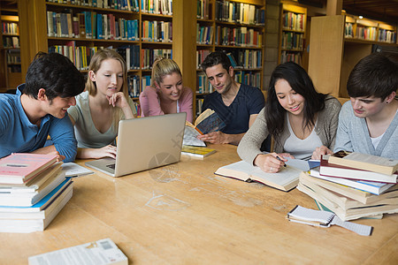 学生在图书馆学习;图片