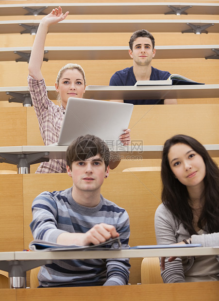 参加学生在一个讲堂上课的学生高清图片下载-正版图片321757993-摄图网