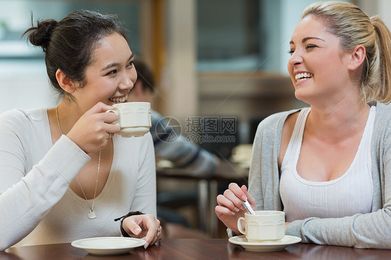 两个在大学咖啡厅里笑着的学生图片