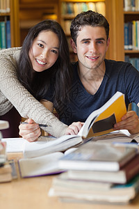 两名学生在图书馆的书桌学习图片