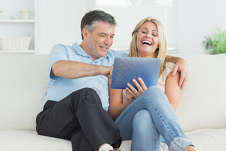丈夫和妻子嘲笑平板电脑图片