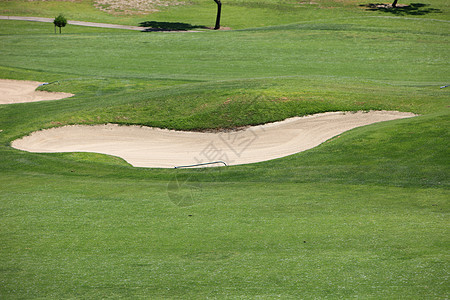 高尔夫球场上的沙陷或掩体图片
