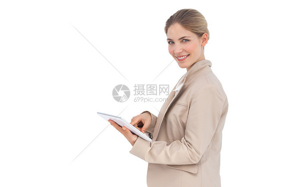 手持平板电脑的微笑女商务人士图片