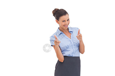 笑笑的女商务人士用手指展示一些东西图片