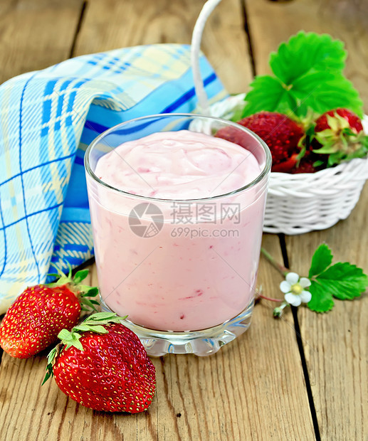 白篮子里带草莓的奶昔图片