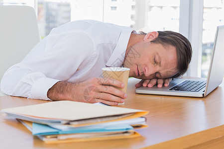 商务人士睡在笔记本电脑上桌子人士杯子午睡男性睡眠衬衫咖啡商业倾斜图片
