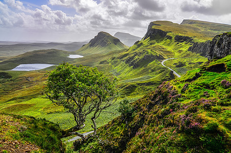 苏格兰高地绿色Quiraing海岸线的风景图高清图片下载-正版图片321761285-摄图网