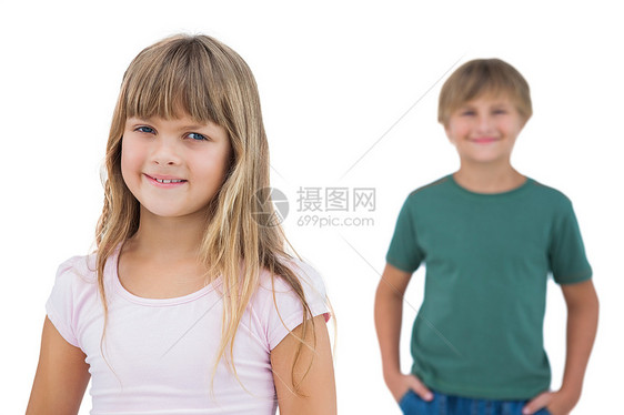 女孩与男孩在她身后微笑图片