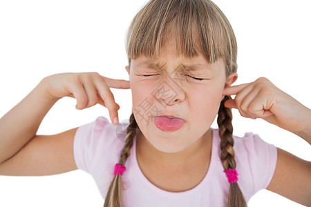 小女孩塞着她的耳朵女性童年长发舌头辫子女孩金发女郎鬼脸手指粉色图片