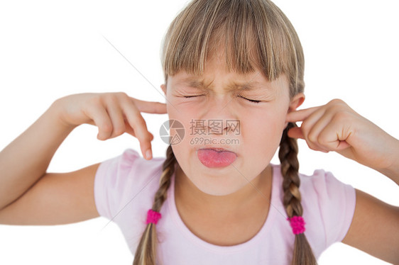 小女孩塞着她的耳朵女性童年长发舌头辫子女孩金发女郎鬼脸手指粉色图片