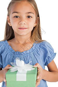 一个带着包着礼物微笑的小女孩的肖像丝带女孩混血表情女性盒子礼品眼睛展示浅色图片