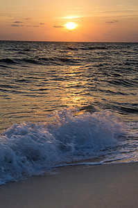 日落在海面上蓝色魔法海洋日光天气季节射线太阳波浪阳光图片
