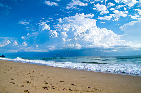 海滩沙滩海浪蓝色天空海景假期冲浪旅行晴天海洋热带图片