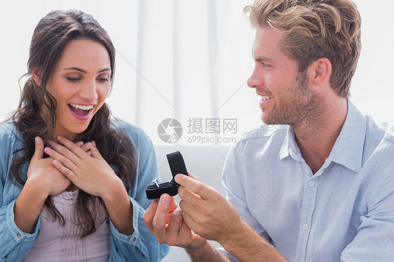 男人向他的伴侣提供订婚戒指的人图片