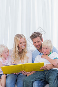 家庭快乐地一起阅读一个故事图片