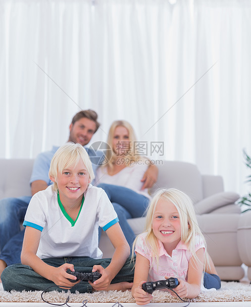 儿童在地毯上玩电子游戏图片