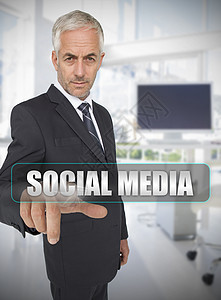 商务人士触摸社交媒体的名词图片