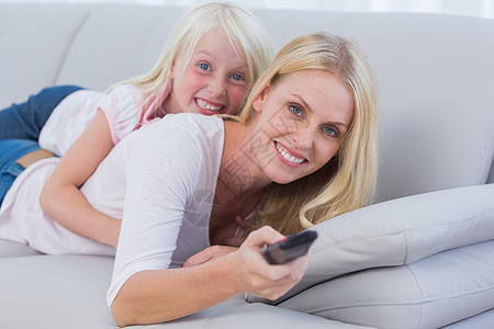 母亲和女儿在看电视图片
