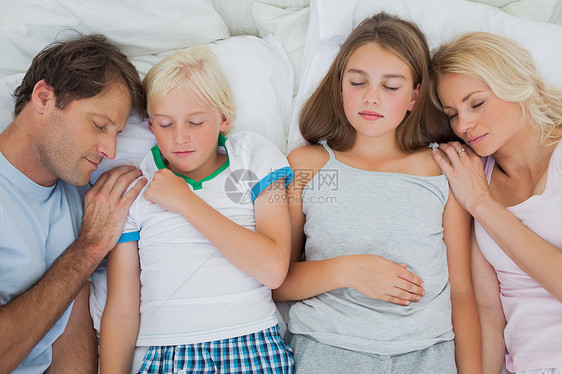可爱的家庭睡在一起睡眠兄弟姐妹姐姐儿子午睡男生孩子母亲女性头发图片