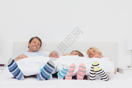 家庭穿条纹袜子的家庭图片