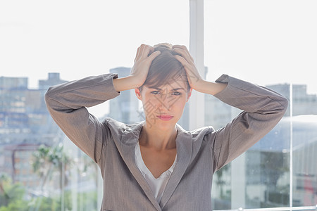 受到重压的女商务人士烦躁女士头发商业商务职业人士套装办公室职场图片