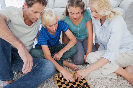 一个可爱家庭玩象棋的肖像图片