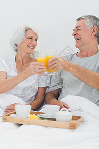 欢快的一对情侣 连着他们橙汁杯子图片