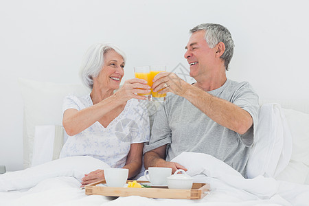 夫妇在床上吃早餐流金枕头白色卧室情怀短发咖啡公寓快乐家庭图片
