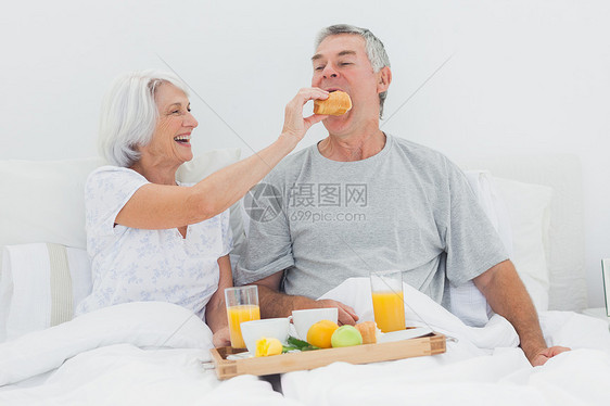 妇女给丈夫一个羊角面包图片