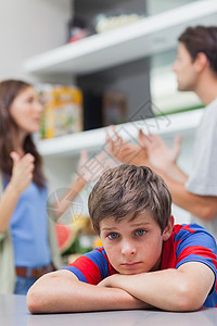 可怜的小男孩听他父母争吵图片