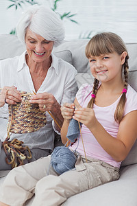 一个小女孩的肖像 和她的孙女编织毛衣图片
