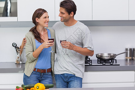 连着红酒的杯子快乐房子桌子女性夫妻微笑蔬菜柜台素食者男性图片