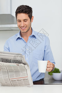 男人喝咖啡看报纸 男人在看报纸图片