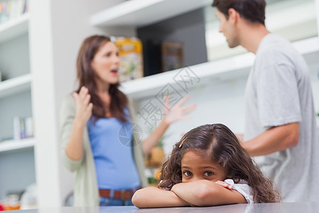 悲伤的女孩听她父母争吵斗争呐喊尖叫公寓女性混血双臂男人功能母亲图片